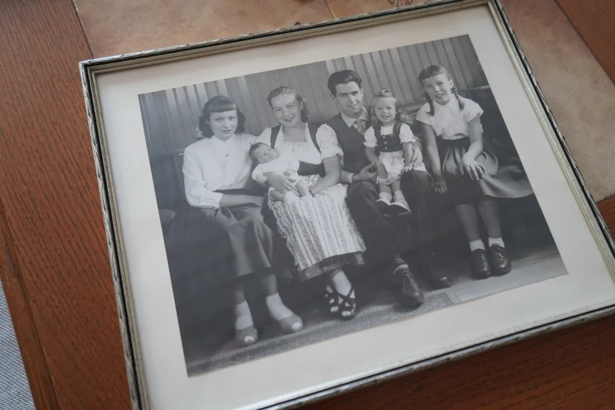 Ein Schwarz-Weiss-Bild der Familie Grimm, links und rechts die beiden Flüchtlingsmädchen aus Ungarn